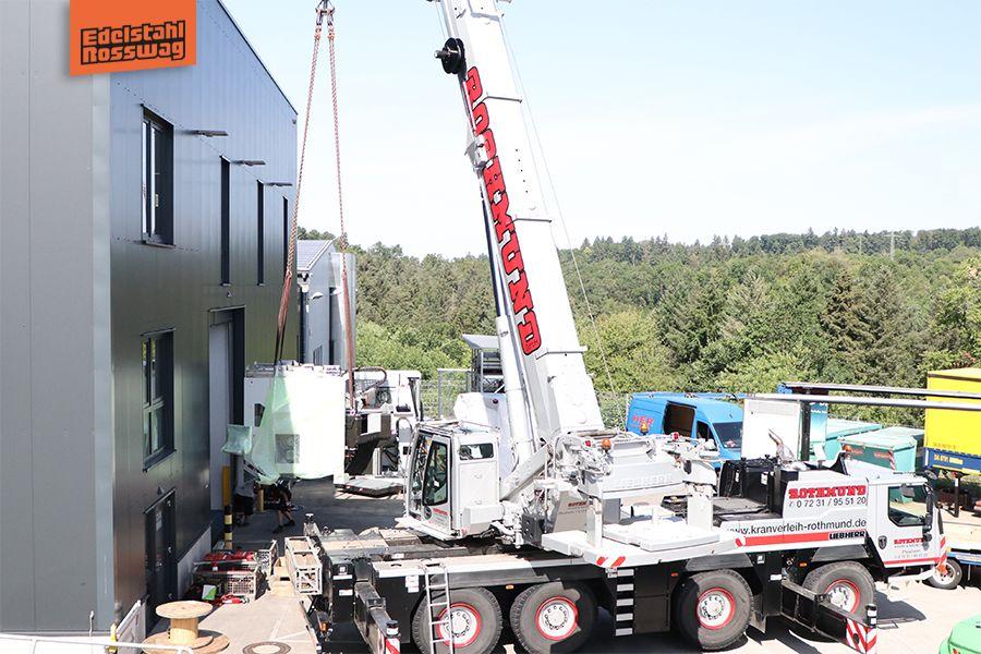 Anlieferung der neuen Hermle. Das CNC Bearbeitungszentrum mit 12 Fach Palettenwechsler