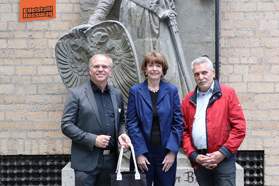 Oberbürgermeisterin Henriette Reker mit unserem Geschäftsführer Alexander Essig und Klöppelspezialist Bruno Hosfeld