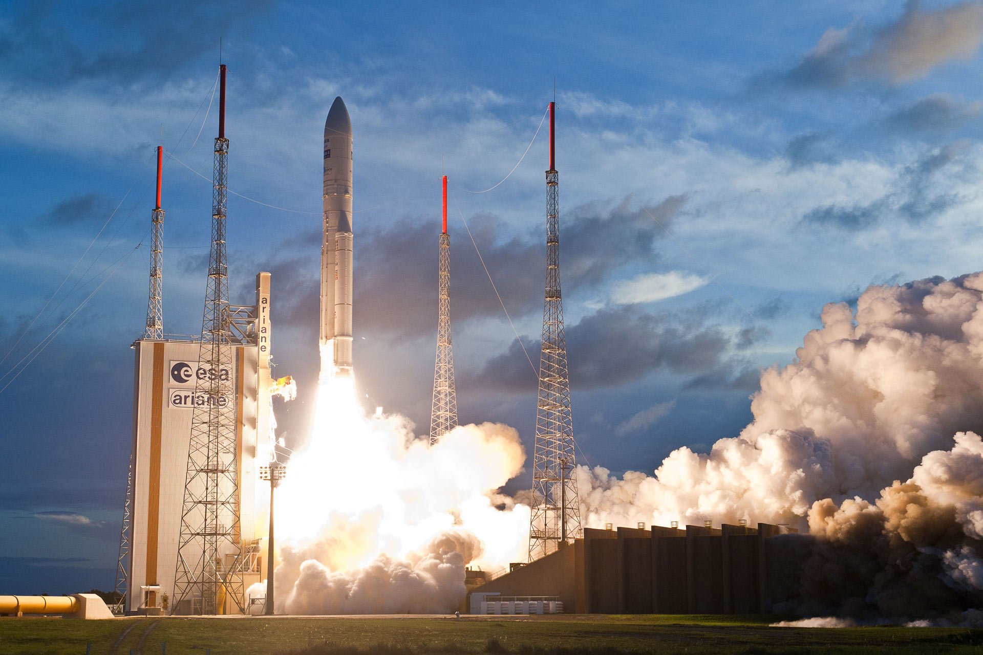 Edelstahl Rosswag schmiedet Metallbauteile für die Ariane Weltraumrakete